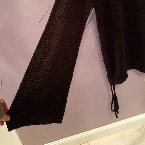 Bell-sleeved black top - Picture 2 of 4